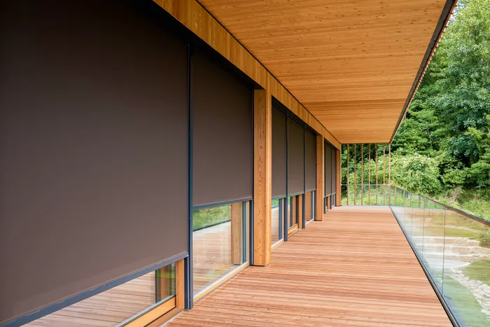 Senkrechtmarkisen an einer Holzterrasse als Sonnenschutz und Sichtschutz