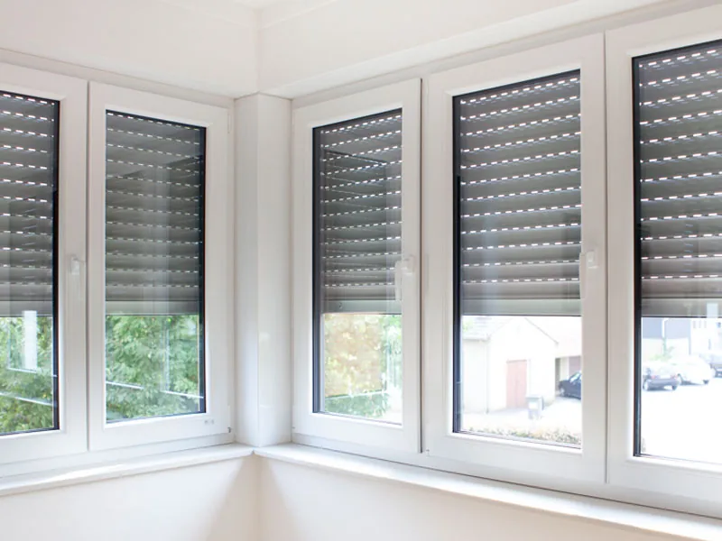 Erker mit neuen Fenstern und Rollläden, Referenz von Hollnberger Fensterbau Oberkirch