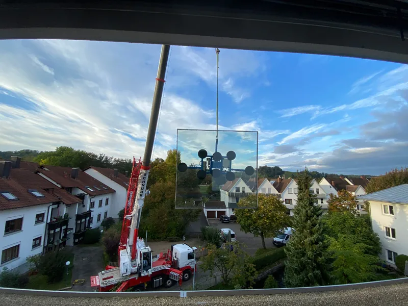Große Glasscheibe wird per Kran eingehoben, Glaserarbeiten von Hollnberger Fensterbau Oberkirch