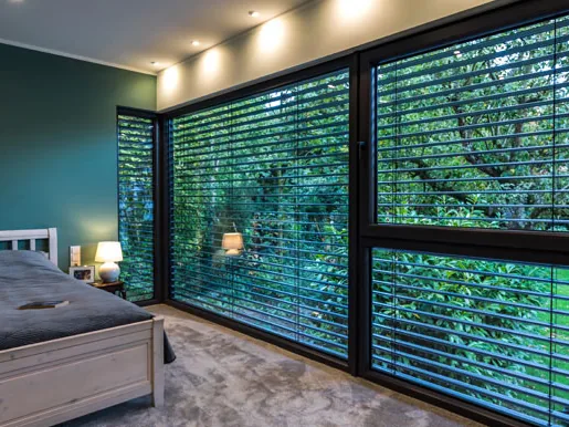 Bodentiefe Fenster mit Außenjalousien im Schlafzimmer, Referenz von Hollnberger Fensterbau Oberkirch