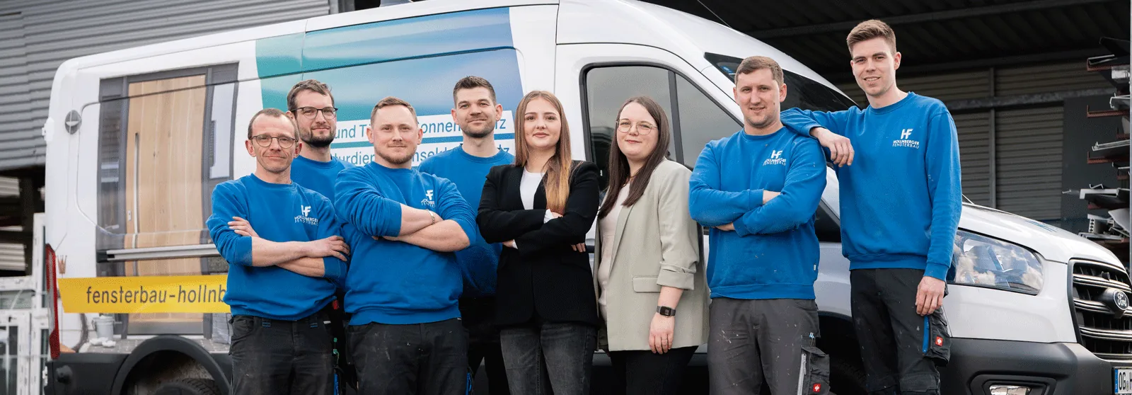 Das Montageteam von Hollnberger Fensterbau vor dem Firmenfahrzeug in Oberkirch